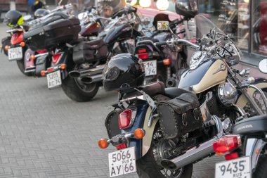 Chelyabinsk, Rusya-5 Temmuz 2019: Harley Davidson motosiklet park etti. Harley-Davidson, Inc. Harley, 1903 yılında kurulan Amerikan Motosiklet üreticisidir..