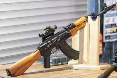 Chelyabinsk, Rusya - 9 Temmuz 2019: Kalaşnikof saldırı Tüfeği, Ak-47 atış poligonunda teleskopik bir görüntü ile. 1949 yılında SSCB'de kabul edilen makine, 1947 yılında M. T. Kalaşnikof tarafından tasarlanmıştır..
