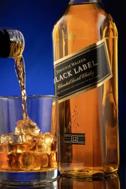 Chelyabinsk, Rusya-Temmuz 15, 2019: Johnnie Walker siyah etiket Scotch malt viski, dünyaca ünlü Scotch