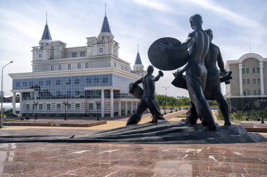 Kostanay, Kazakistan-Mayıs 24, 2019, Virgin Land Conquerors Anıtı, bakire Anıtı, UNESCO tarafından korunan, bölgesel kazak Drama Tiyatrosu, Ilyas Omarov adlı bina