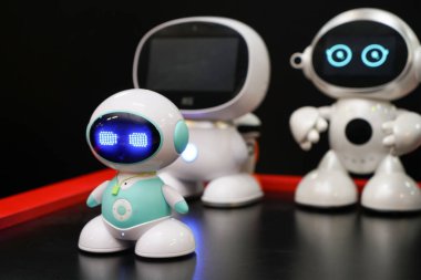  Chelyabinsk, Rusya-Haziran 4, 2019: robotların Sergisi, robots oyuncaklar yüz yerine ekran                              