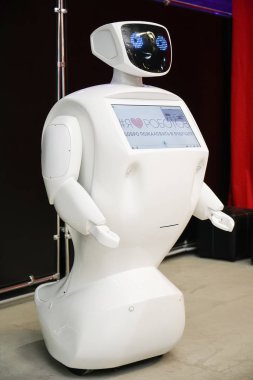  Chelyabinsk, Rusya Federasyonu-4 Haziran 2019: robot sergisi, soru cevaplar turistler için robot Rehberi