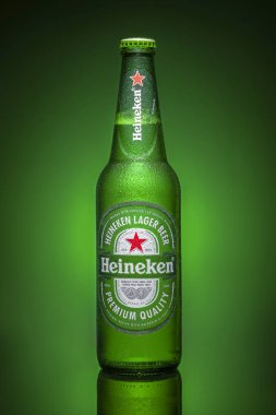 Chelyabinsk, Rusya-27 Kasım 2019: koyu yeşil arka planda damla ile Heineken bira kampı soğuk şişe. Heineken-Heineken International 'ın amiral gemisi ürünü