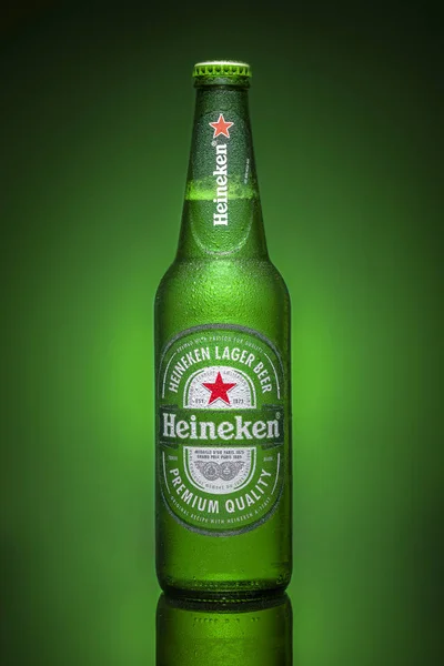 Chelyabinsk Rusia Noviembre 2019 Botella Fría Del Campamento Cerveza Heineken — Foto de Stock