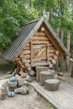 Ormandaki eski ahşap kulübe.