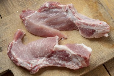 ahşap bir tahta doğrama üzerinde Barbekü için çiğ et yakın çekim