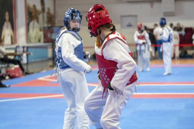 mavi ve kırmızı taekwondo ekipmanları iki kız doyang mücadele ediyor 