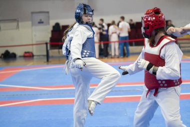  mavi ve kırmızı taekwondo ekipmanları iki kız doyang mücadele ediyor 