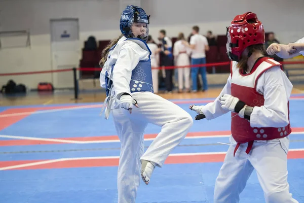 Two Girls Blue Red Taekwondo Equipment Fighting Doyang — Stock Photo, Image