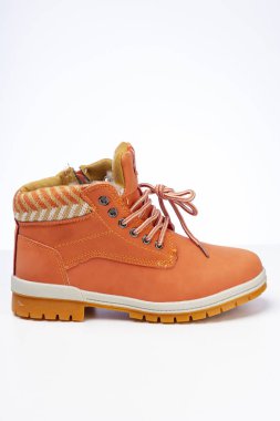 turuncu çizme beyaz arka planda izole edilmiş, turuncu ayakkabı