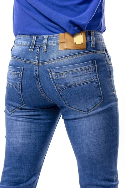 テクスチャ ブルーのメンズジーンズ ジーンズで覆われた男性のお尻クローズアップ バックポケットジーンズ — ストック写真