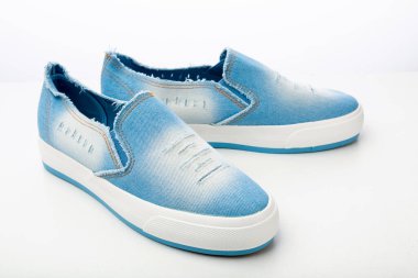 Beyaz arka planda izole edilmiş sıradan kot ayakkabılar, yakın plan kot ayakkabılar.