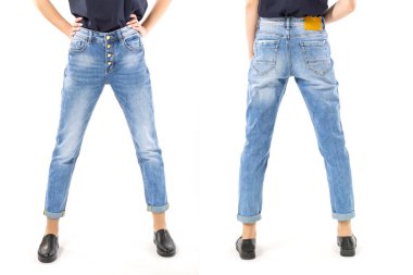 Kotlu kız beyaz arka planda kot pantolon gösteriyor. Kapalı, kot pantolon giyiyor.