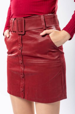 Beyaz arka planda kısa kırmızı etekli güzel ince bacaklı bir kız, kırmızı etekli bir kız ve beyaz arka planda kırmızı ceketli bir kız.