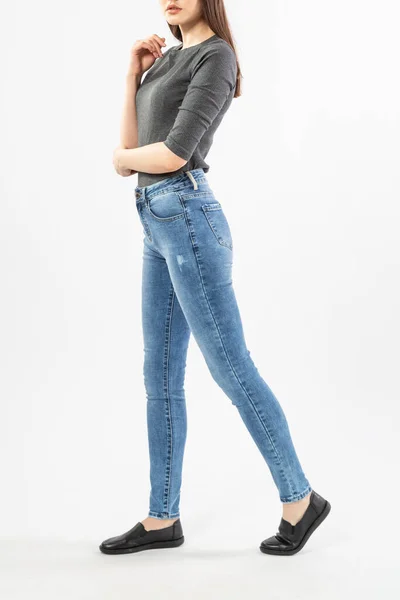 Meisje Jeans Toont Jeans Een Witte Achtergrond Close Blauwe Jeans — Stockfoto