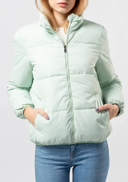 Yarı Sezonluk Ceketli Kız Beyaz Arka Planda Zeytin Rengi Ceket — Stok fotoğraf