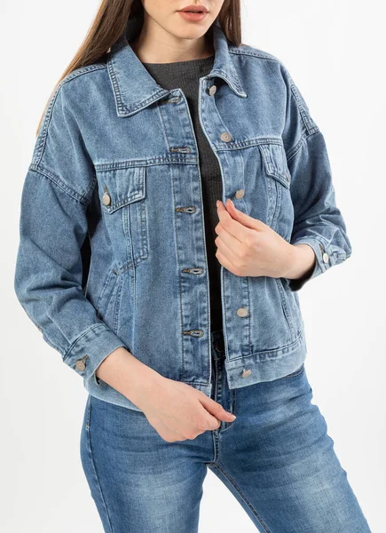 Meisje Een Spijkerpak Spijkerjasje Broek Een Witte Achtergrond Blauwe Jeans — Stockfoto