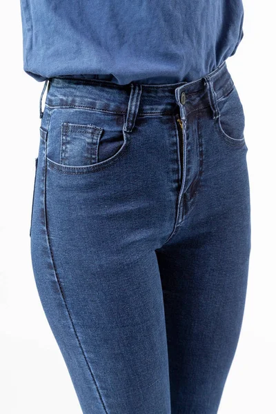 Chica Jeans Muestra Pantalones Vaqueros Fondo Blanco Cerca Pantalones Vaqueros — Foto de Stock