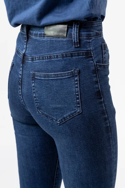 Chica Jeans Muestra Pantalones Vaqueros Fondo Blanco Cerca Pantalones Vaqueros — Foto de Stock