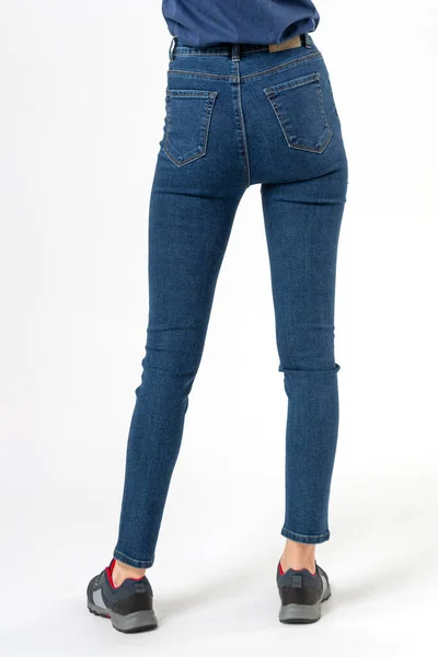 Meisje Jeans Pronkt Jeans Witte Achtergrond Close Blauwe Jeans — Stockfoto