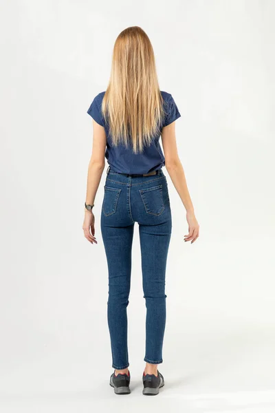 Meisje Jeans Pronkt Jeans Witte Achtergrond Close Blauwe Jeans — Stockfoto