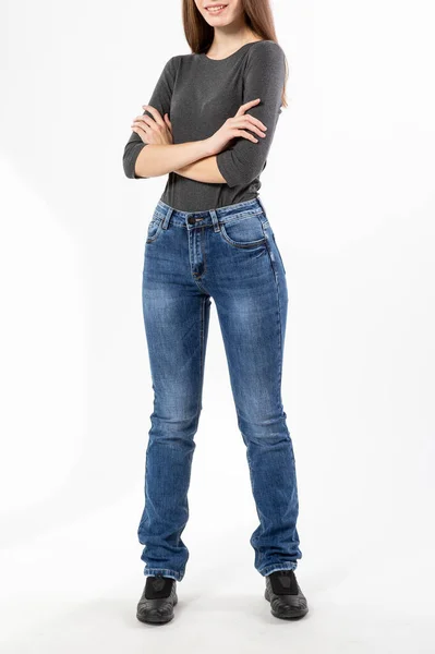 Dziewczyna Dżinsach Pokazuje Dżinsy Białym Tle Zbliżenie Niebieskie Dżinsy — Zdjęcie stockowe