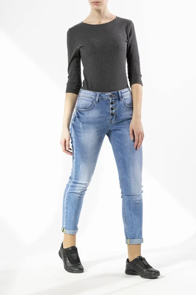 Mädchen Jeans Zeigt Jeans Auf Weißem Hintergrund Nahaufnahme Blaue Jeans — Stockfoto