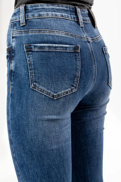 Mädchen Jeans Zeigt Jeans Gesäßtaschen Auf Weißem Hintergrund Großaufnahme Blaue — Stockfoto