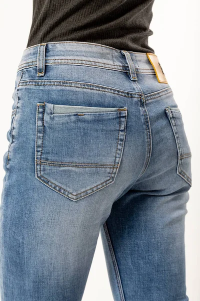 Mädchen Jeans Zeigt Jeans Gesäßtaschen Auf Weißem Hintergrund Großaufnahme Blaue — Stockfoto
