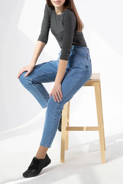 Meisje Jeans Zittend Een Houten Bank Met Jeans Een Witte — Stockfoto