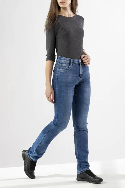 Meisje Jeans Toont Jeans Een Witte Achtergrond Close Blauwe Jeans — Stockfoto