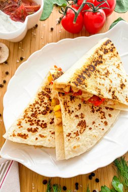 Meksika tavuklu quesadilla, salsa soslu, tavuklu quesadilla ahşap masa manzaralı.