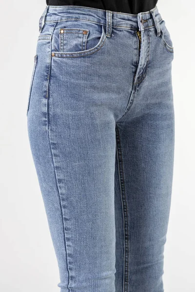 Mädchen Jeans Zeigt Jeans Auf Weißem Hintergrund Nahaufnahme Blaue Jeans — Stockfoto