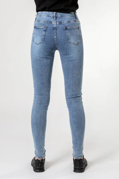 Ragazza Jeans Mostra Jeans Sfondo Bianco Vicino Blue Jeans — Foto Stock