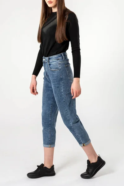 Meisje Jeans Pronkt Jeans Witte Achtergrond Close Blauwe Jeans — Stockfoto