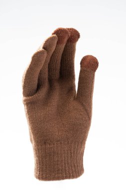 Beyaz arka planda kahverengi yün örgü eldivenler, akıllı telefonlar için eldiven.