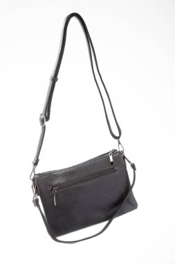 Beyaz arka planda siyah kadın çantası.