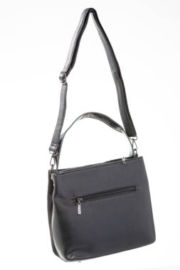 Beyaz arka planda siyah kadın çantası.