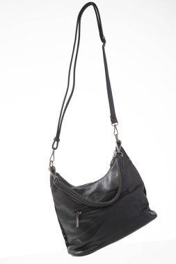 Beyaz arka planda siyah kadın çantası.