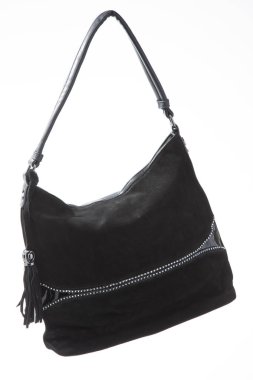 Beyaz arka planda siyah kadın çantası.