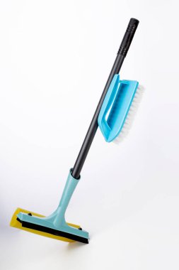 Beyaz arkaplanda izole edilmiş fırça ile pencere temizleme paspası