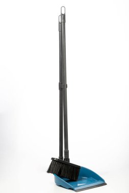 Beyaz arka planda izole edilmiş ev temizliği için faraş içindeki plastik süpürge.