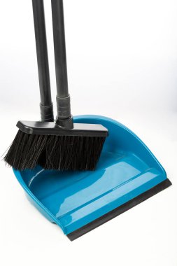 Beyaz arka planda izole edilmiş ev temizliği için faraş içindeki plastik süpürge.