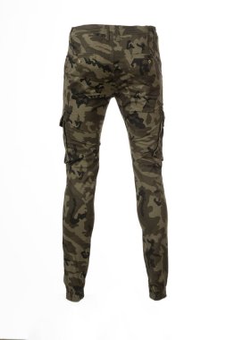 Askeri kamuflaj pantolonları, beyaz arka planda izole edilmiş hayalet mankenler.