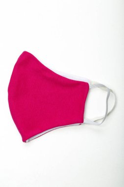 Koronavirüse karşı koruyucu yüz maskesi, beyaz arkaplanda kırmızı izole edilmiş.