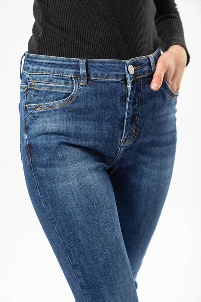 Flicka Jeans Visar Upp Jeans Vit Bakgrund Närbild Blå Jeans — Stockfoto