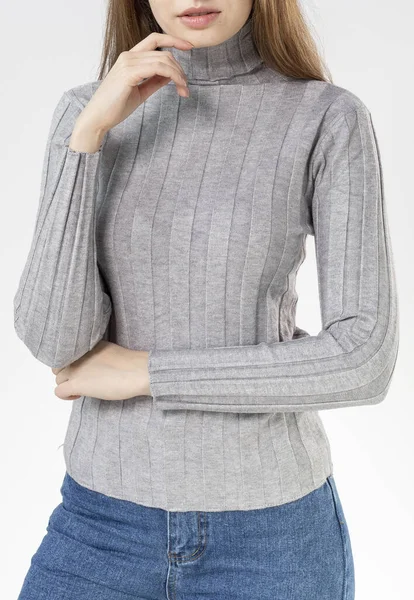 Ein Mädchen Einem Dünnen Wollgrauen Pullover Und Blauen Jeans Auf — Stockfoto