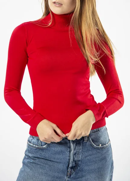 一个穿着红色羊毛衫和白色背景的蓝色牛仔裤的女孩 一个女人的红色羊毛衫特写 — 图库照片