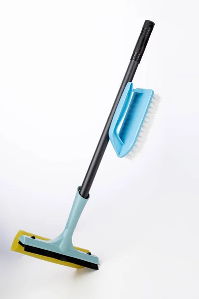 Raamreiniging Mop Met Borstel Geïsoleerd Witte Achtergrond — Stockfoto