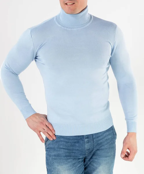 穿着蓝色毛衣的男人 白色背景的长袖 空间的复制品 — 图库照片